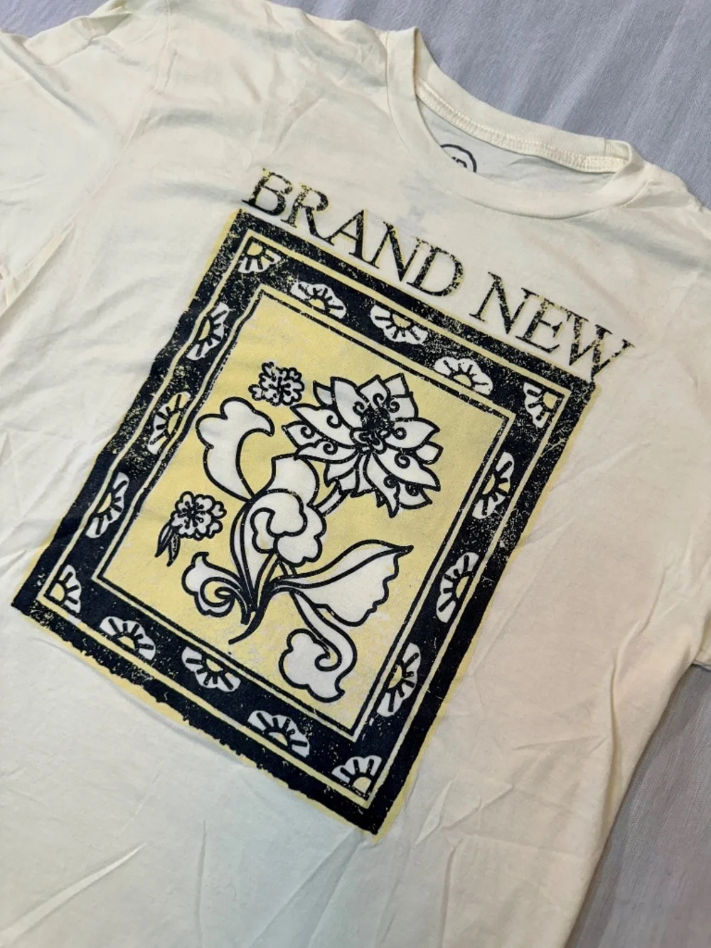 Brand New band tee, size Medium, Daisy era - Picture 3 of 6